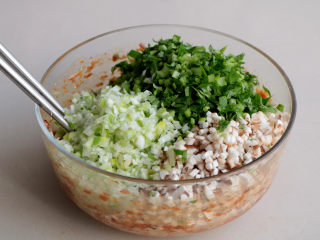 7、芹菜香菇饺子,依次放入芹菜碎、香菇碎、大葱碎，再加入剩下的半勺盐；