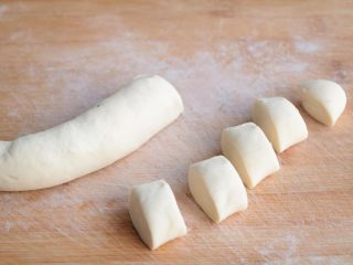 9、芹菜香菇饺子,静置好的面团取一小团，揉均匀，搓成长条，切成大小一致的小剂子；