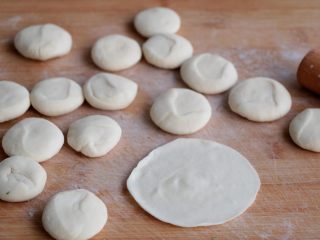 10、芹菜香菇饺子,搓圆按扁，擀成中间稍厚，边缘稍薄的饺子皮；