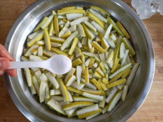 4、柚子皮糖,放盐水里泡2小时换一次水。