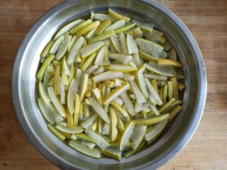 5、柚子皮糖,每次换水一定要把柚子皮挤干再加清水泡。每2小时换一次水，循环浸泡3-4次，最后一次泡我隔夜了，直到泡出的水没有黄色。