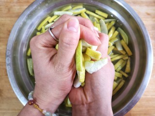 6、柚子皮糖,将柚子皮挤干水份取出备用。