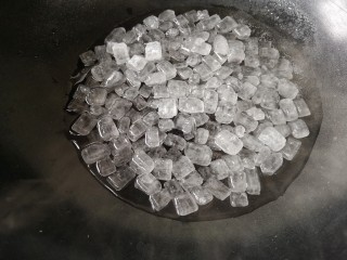 7、柚子皮糖,熬糖浆，100克水加500克冰糖。