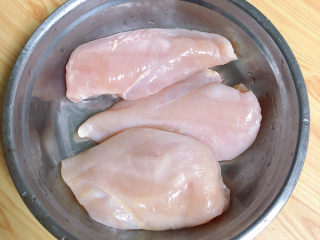 1、照烧鸡胸肉,准备好鸡胸肉。