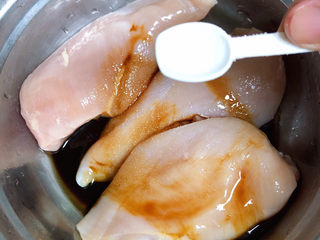 4、照烧鸡胸肉,再放半勺盐。