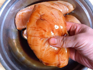 5、照烧鸡胸肉,搅拌均匀，用手按摩鸡胸肉，让鸡胸肉充分吸收酱汁。