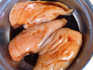 6、照烧鸡胸肉,每5-10分钟给鸡胸肉翻面，大约腌制30分钟即可。