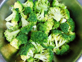 7、照烧鸡胸肉,腌制鸡胸肉的时候，可以准备一些蔬菜，将西蓝花切块儿洗净。