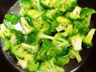 8、照烧鸡胸肉,锅中烧开水，倒入西兰花焯一下，捞出待用。