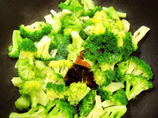 12、照烧鸡胸肉,放入蚝油、盐翻炒均匀。