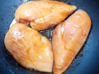 15、照烧鸡胸肉,放入鸡胸肉，煎至焦黄。