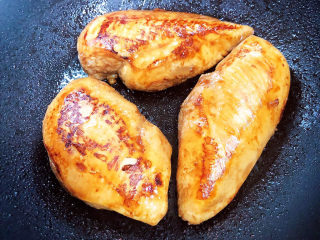 16、照烧鸡胸肉,讲鸡胸肉翻面，继续煎至焦黄。