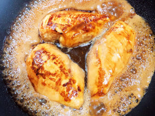 17、照烧鸡胸肉,倒入照烧汁，如果鸡胸肉比较厚，可以加少量水，烧开锅焖5分钟。