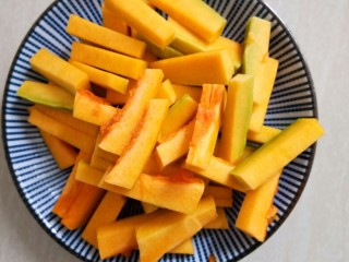 2、咸蛋黄焗南瓜,南瓜切成条