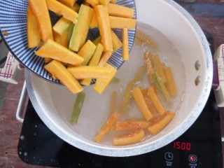 5、咸蛋黄焗南瓜,取半锅清水烧开,放入南瓜条煮两分钟。