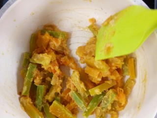 10、咸蛋黄焗南瓜,倒入南瓜条翻炒,让咸蛋均匀裹在南瓜上即可不需要过度翻炒。