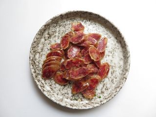 3、藕带炒香肠,煮好的香肠切薄片