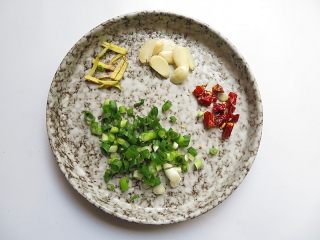 4、藕带炒香肠,将其他材料切好