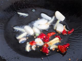 7、藕带炒香肠,热锅注入油六分热，放入红椒、蒜头、姜丝炸出香味