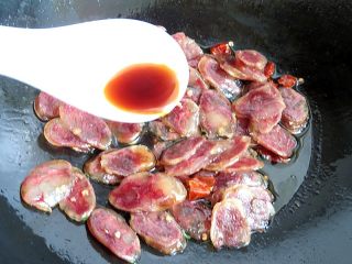 9、藕带炒香肠,加入生抽翻炒