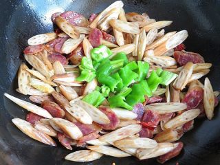 11、藕带炒香肠,加入青椒再翻炒一分钟，撒入葱花出锅