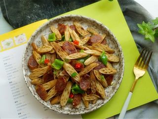 12、藕带炒香肠,装盘，美味即享