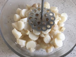 7、车厘子山药泥,用捣泥器捣烂