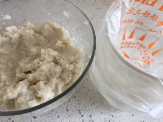 11、车厘子山药泥,将裱花袋准备好