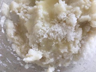 10、车厘子山药泥,加入砂糖，搅拌均匀