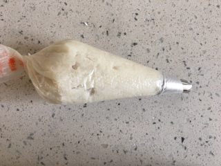 12、车厘子山药泥,将其装入到裱花袋中