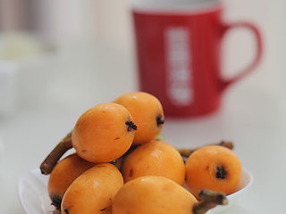 1、枇杷柚子百合饮,准备枇杷，并洗净备用