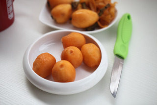 6、枇杷柚子百合饮,挨个把皮全去掉后放入干净的碗中备用