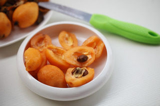 7、枇杷柚子百合饮,将去皮后的枇杷对半切开，去除里面的核