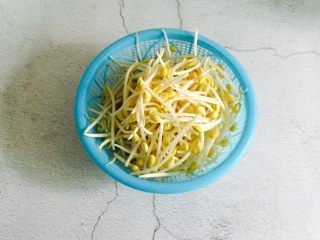 1、香芹黄豆芽,黄豆芽摘去老根清洗干净沥干水分备用