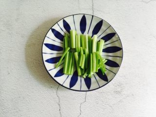 2、香芹黄豆芽,香芹摘去叶子清洗干净切段备用