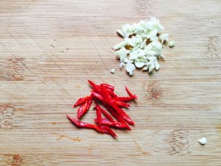 3、香芹黄豆芽,大蒜拍碎，辣椒切段