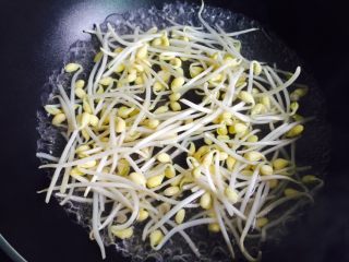 4、香芹黄豆芽,锅中加入清水大火烧开，放入黄豆芽