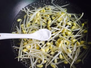 5、香芹黄豆芽,加入适量的盐焯两三分钟