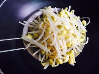 6、香芹黄豆芽,捞起沥干水分备用