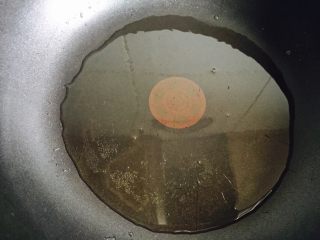7、香芹黄豆芽,锅中加入花生油加热至五成热