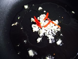 8、香芹黄豆芽,放入蒜末和辣椒小火煸炒至香味