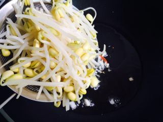 9、香芹黄豆芽,入黄豆芽