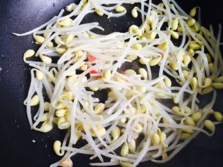 10、香芹黄豆芽,翻炒一下