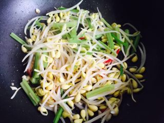 13、香芹黄豆芽,翻炒均匀