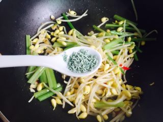 14、香芹黄豆芽,最后加入1小勺蔬之鲜翻炒均匀即可食用
