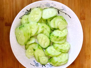 5、黄瓜木耳炒鸡蛋,黄瓜切片装盘备用。