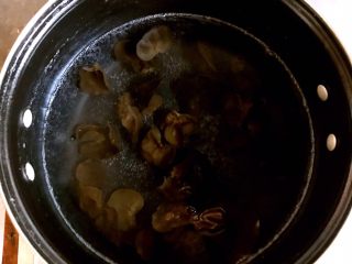 8、黄瓜木耳炒鸡蛋,烧热水将木耳焯熟。