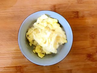 11、黄瓜木耳炒鸡蛋,盛出备用。