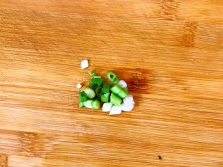 12、黄瓜木耳炒鸡蛋,葱切末。