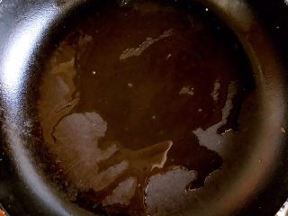 13、黄瓜木耳炒鸡蛋,热锅烧油。